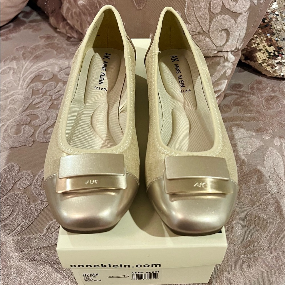 Anne Klein Women's cream flats